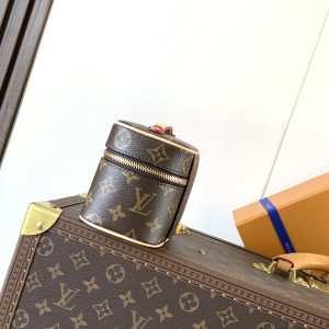 Alternative view of M44495 Old Flower M27941 White Color Nice Nano Cosmetic Case features a compact design crafted from Monogram canvas. It can be placed in the bathroom to store nail polish, lipstick, and other beauty essentials, or carried in a handbag to organize small items. The handles fold flat for storage in tight spaces.10.2 x 8.5 x 14 cm (H x W x L) Monogram coated canvas Cowhide leather trim Washable coated canvas lining Metal hardware Double zipper closure Handle: Single handle